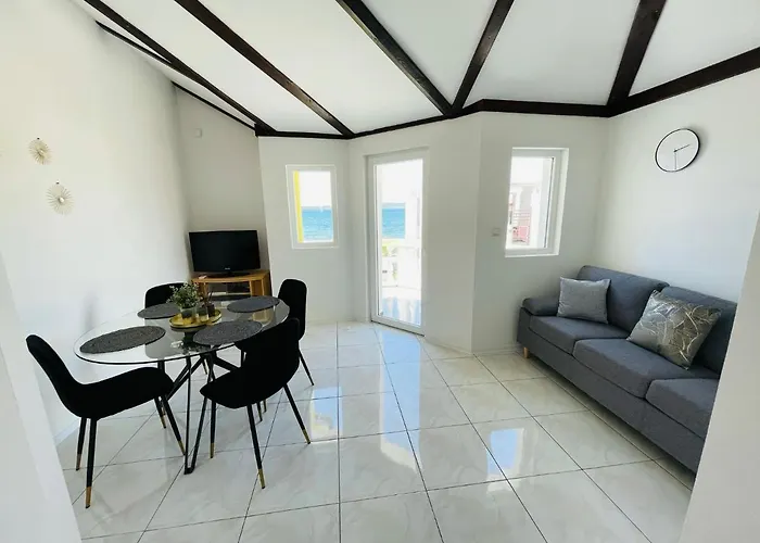 Eleni דירה שיבניק